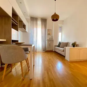 Da Vinci - With Balcony In Design District - Tortona Area Milano